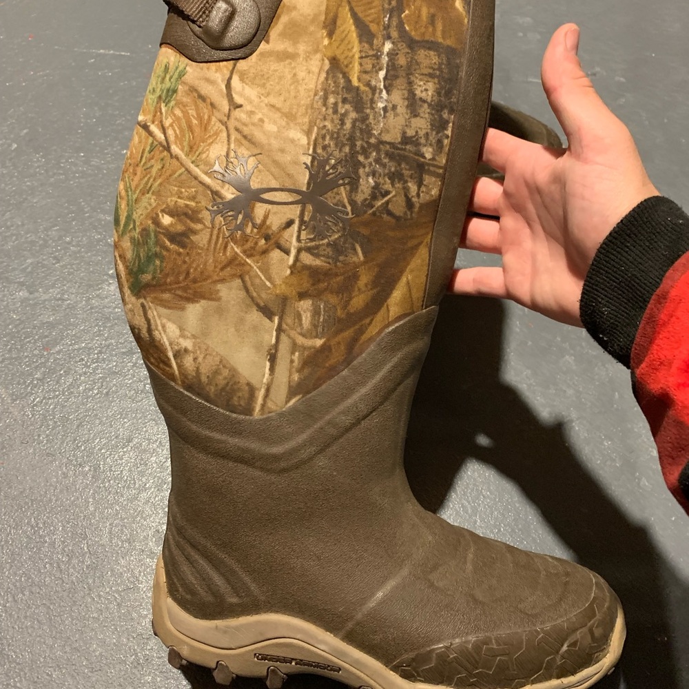 Men's size 8 Under Amour boots